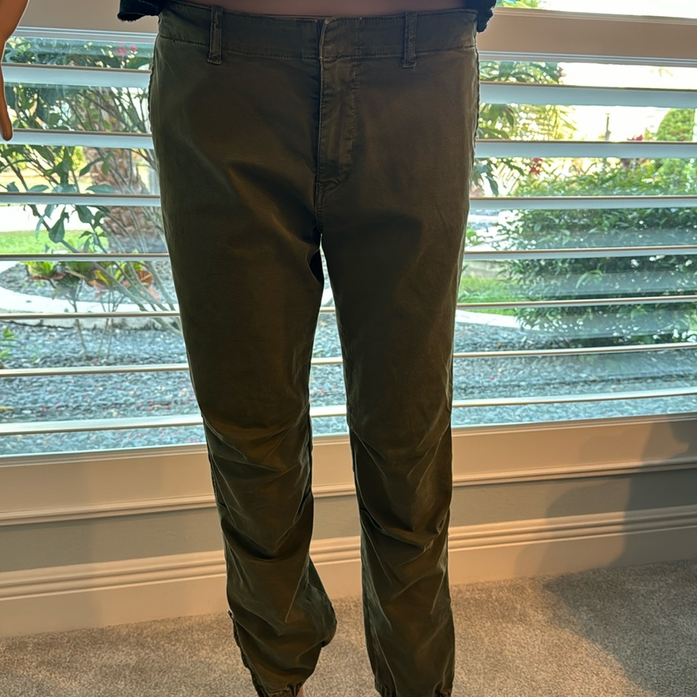 Nii Lotan slim fitting pant army green elastic and zipped bottoms size 8